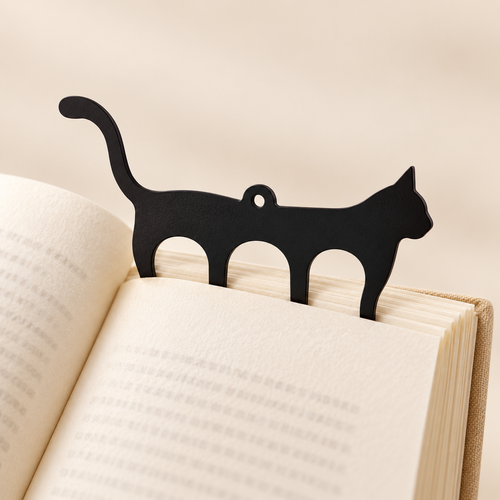 Marque-page chat noir Catezya sur livre ouvert