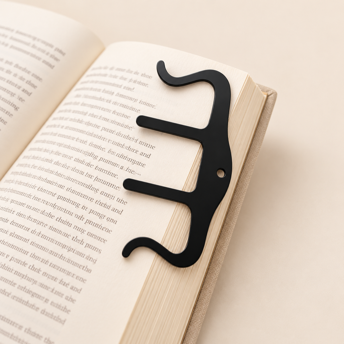 Marque-page forme M noir Catezya sur livre ouvert